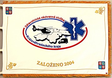 Ukázka vyšívaného praporu pro zdravotnickou záchrannou službu Královéhradeckého kraje
