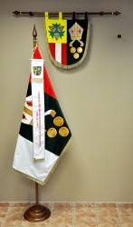 Vyšívaný znak a vlajka obce Lísky
